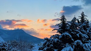 A snowy landscape with a mountain in the background and a clear sky. - Private & Spacious - Near JMU & Massanutten - Grill + Firepit - Sleeps 10 (Penn Laird)