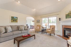 Een smart-tv, een open haard, videogames en een dvd-speler