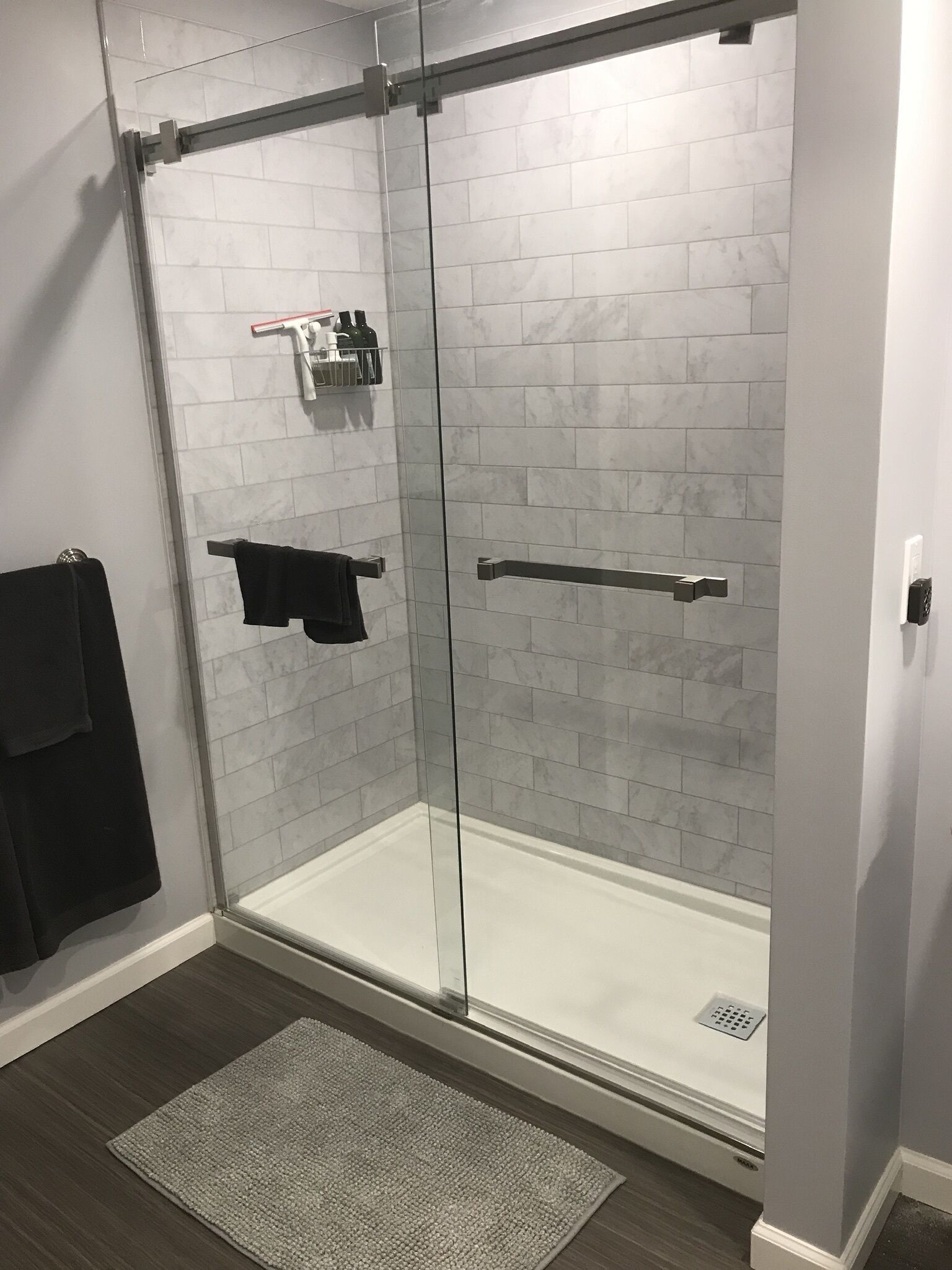 Een douche, een haardroger, handdoeken, zeep