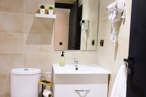 Sèche-cheveux, serviettes fournies, savon, papier toilette