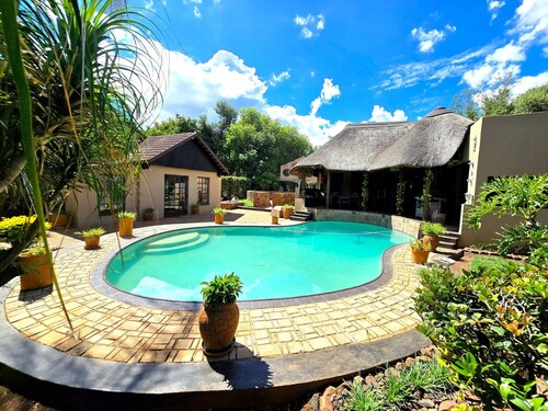 EL-TSURI GUEST RESORT "British Unit" A charming London-inspired themed retreat.