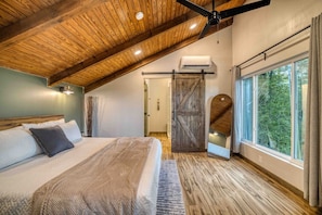 5 bedrooms, desk, iron/ironing board, travel cot - Epic Mountain Views from the Hot Tub - Sleeps 16 - Theater - Game Room - Firepit (Ellijay)