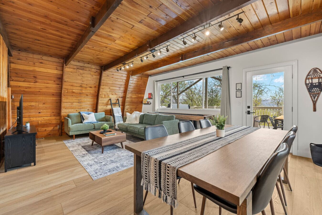 Televisión y chimenea 