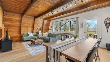 Televisión y chimenea