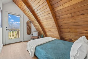 3 slaapkamers, een bureau, een strijkplank/strijkijzer, reisbedje