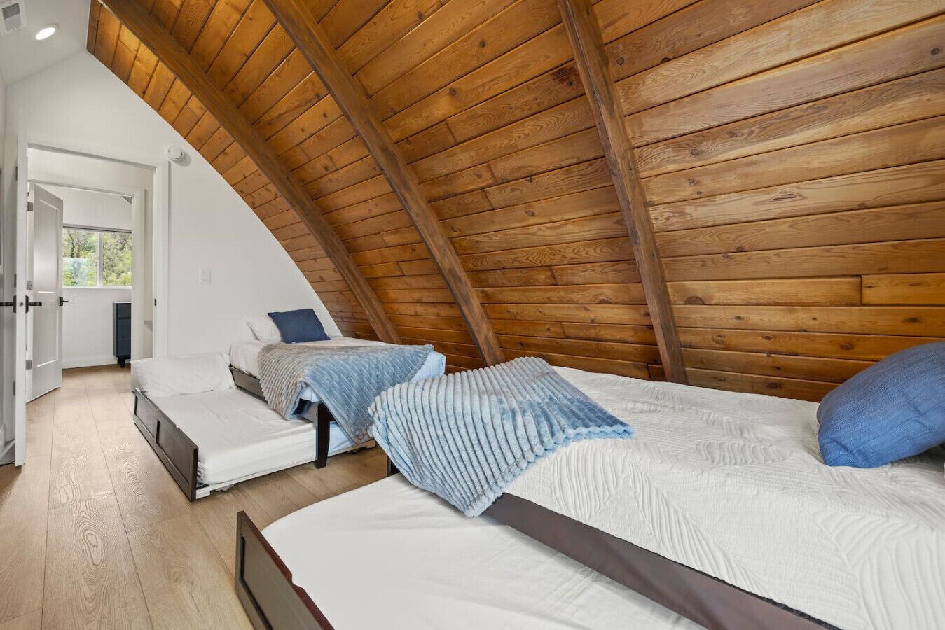 3 bedrooms, desk, iron/ironing board, travel crib