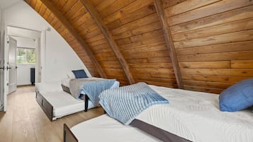 3 habitaciones, escritorio y tabla de planchar con plancha