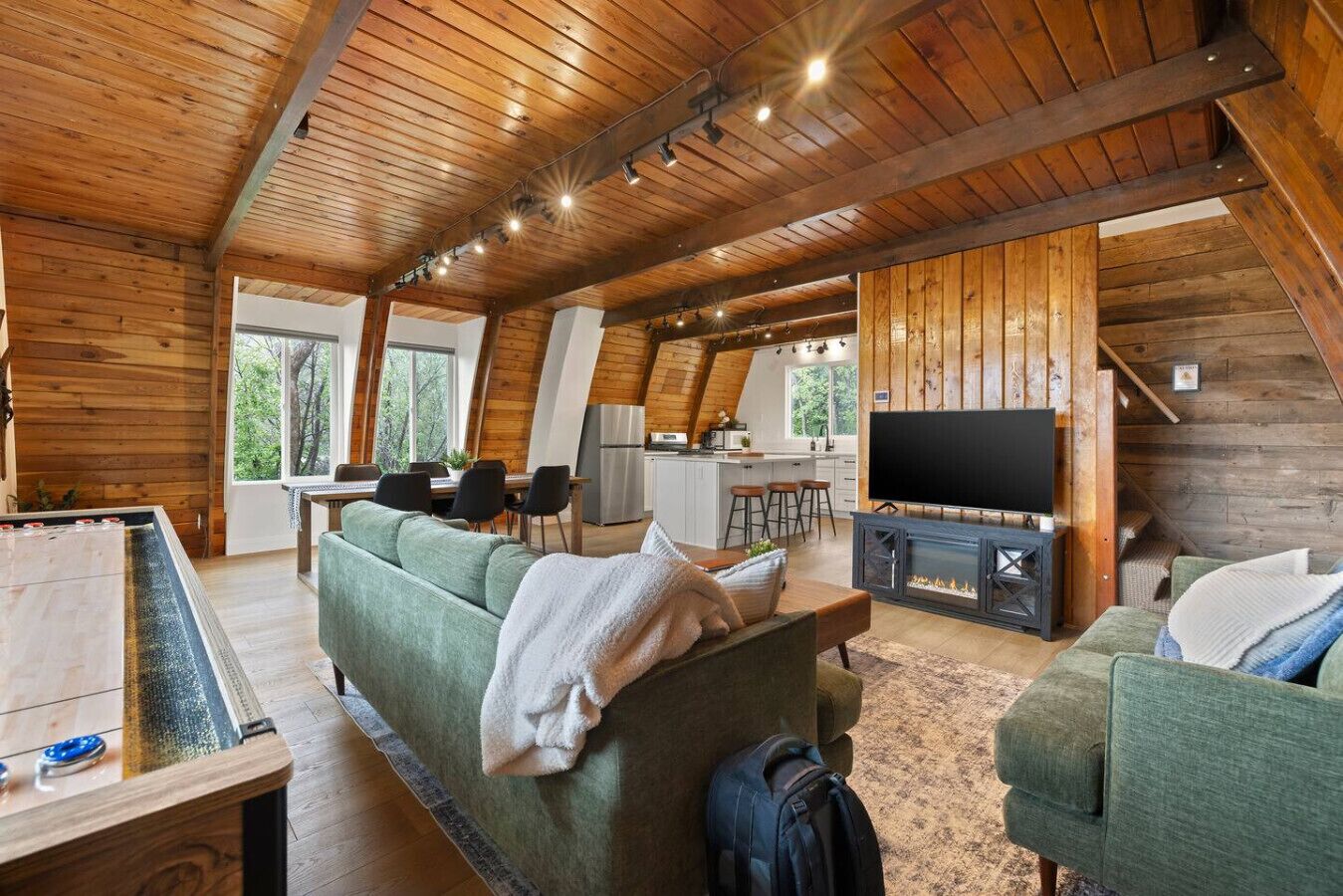 TV, fireplace