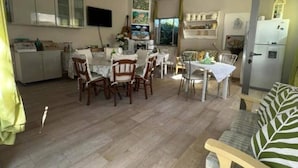 Un vaste espace de vie comprenant une table à manger, des chaises et un canapé.