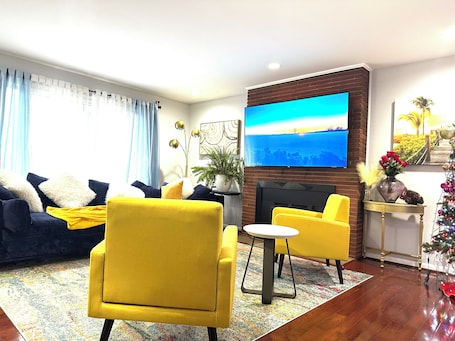 Smart TV. Spacious 6-bedroom house in charming Silver Spring with WiFi, AC