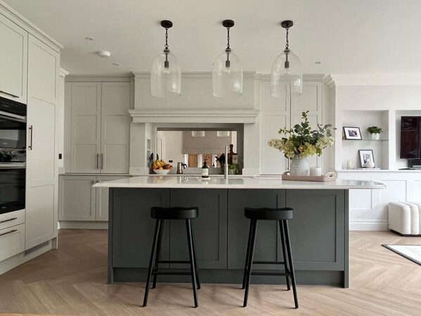 Een koelkast, een microgolfoven, een oven, een kookplaat