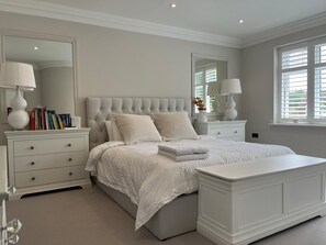 4 bedrooms, desk, iron/ironing board, travel cot