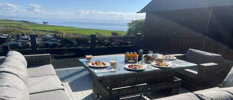 تناول الطعام بالخارج