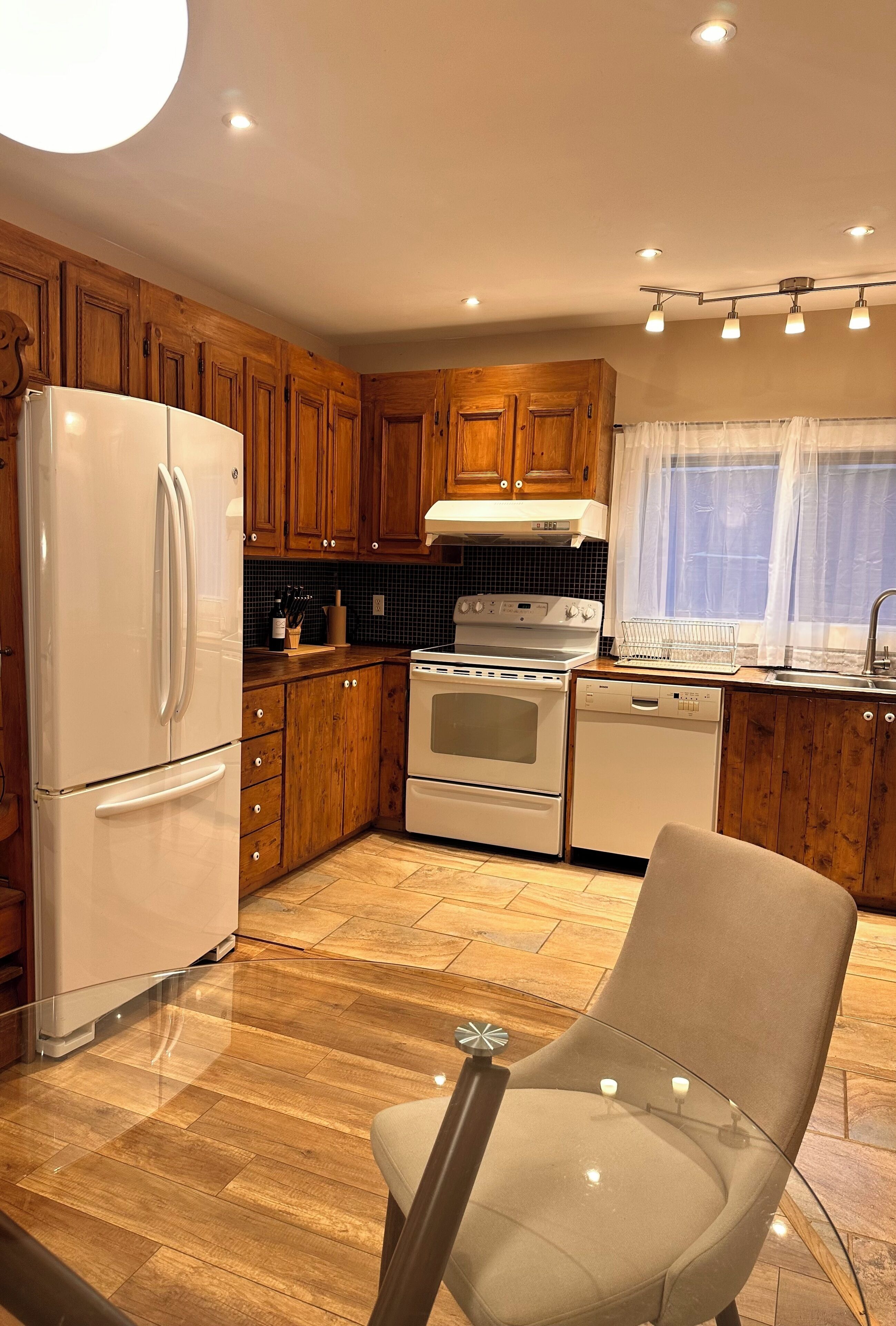 Mikrovågsugn, ugn, spishäll och diskmaskin