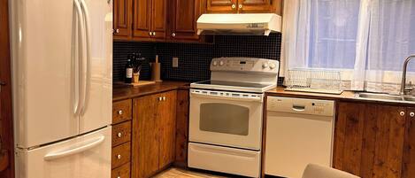 Mikrovågsugn, ugn, spishäll och diskmaskin