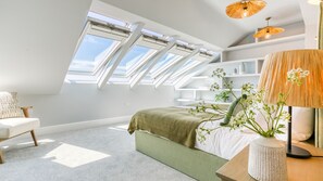 6 slaapkamers, een strijkplank/strijkijzer, reisbedje, gratis wifi