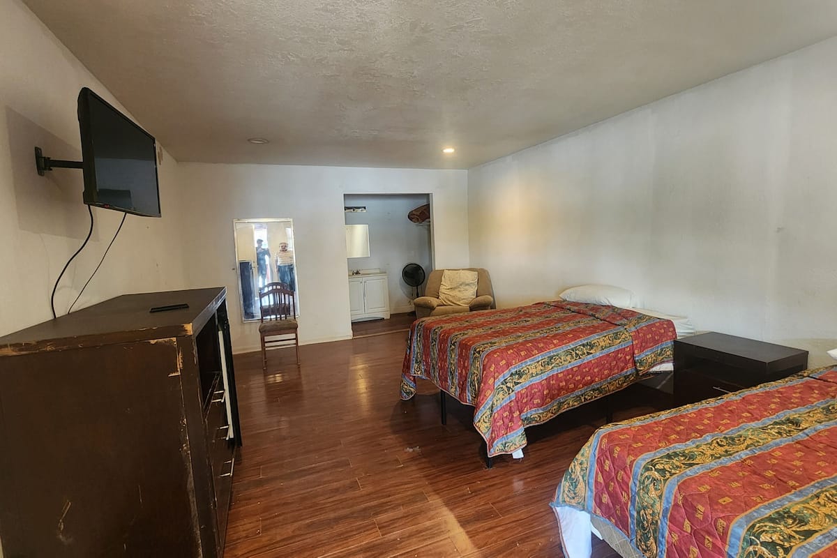 Room, 2 Katil Kelamin (Double), Non Smoking, Kitchenette | Meja, Wi-fi percuma, cadar katil