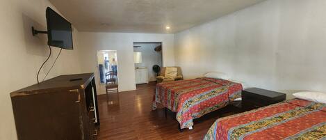 Escritorio, wifi gratis y ropa de cama