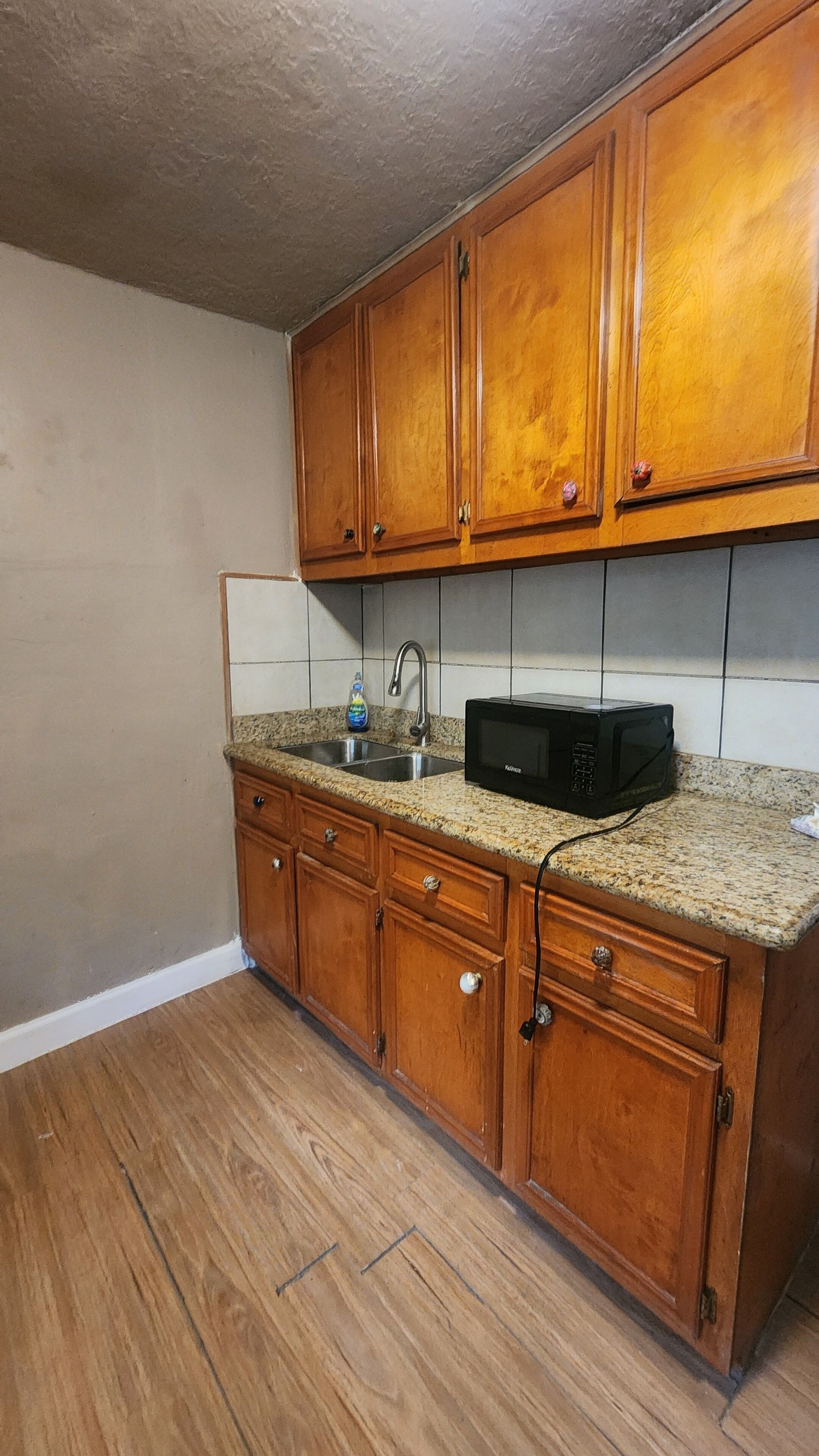 Room, 2 Double Beds, Non Smoking, Kitchenette | Private kitchenette | Microwave