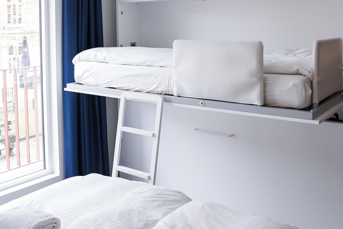 Bureau, espace de travail pour ordinateur portable, Wi-Fi gratuit