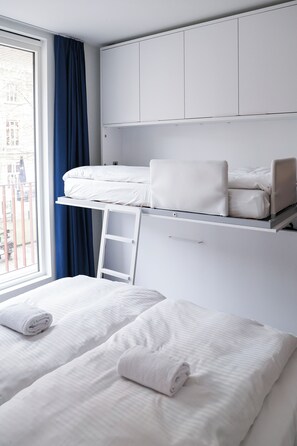 Bureau, espace de travail pour ordinateur portable, Wi-Fi gratuit