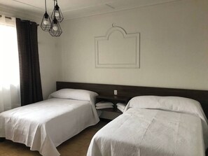 11 عدّة غرف نوم ومكواة/لوح كي وواي فاي وملاءات أسرّة