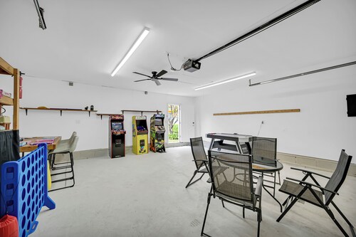 Lakefront Haven • Private Beach • Dock • Fire Pit • Game Room • Boat Rental