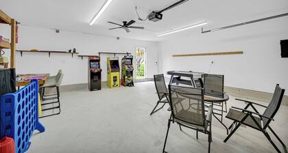 Lakefront Haven • Private Beach • Dock • Fire Pit • Game Room • Boat Rental