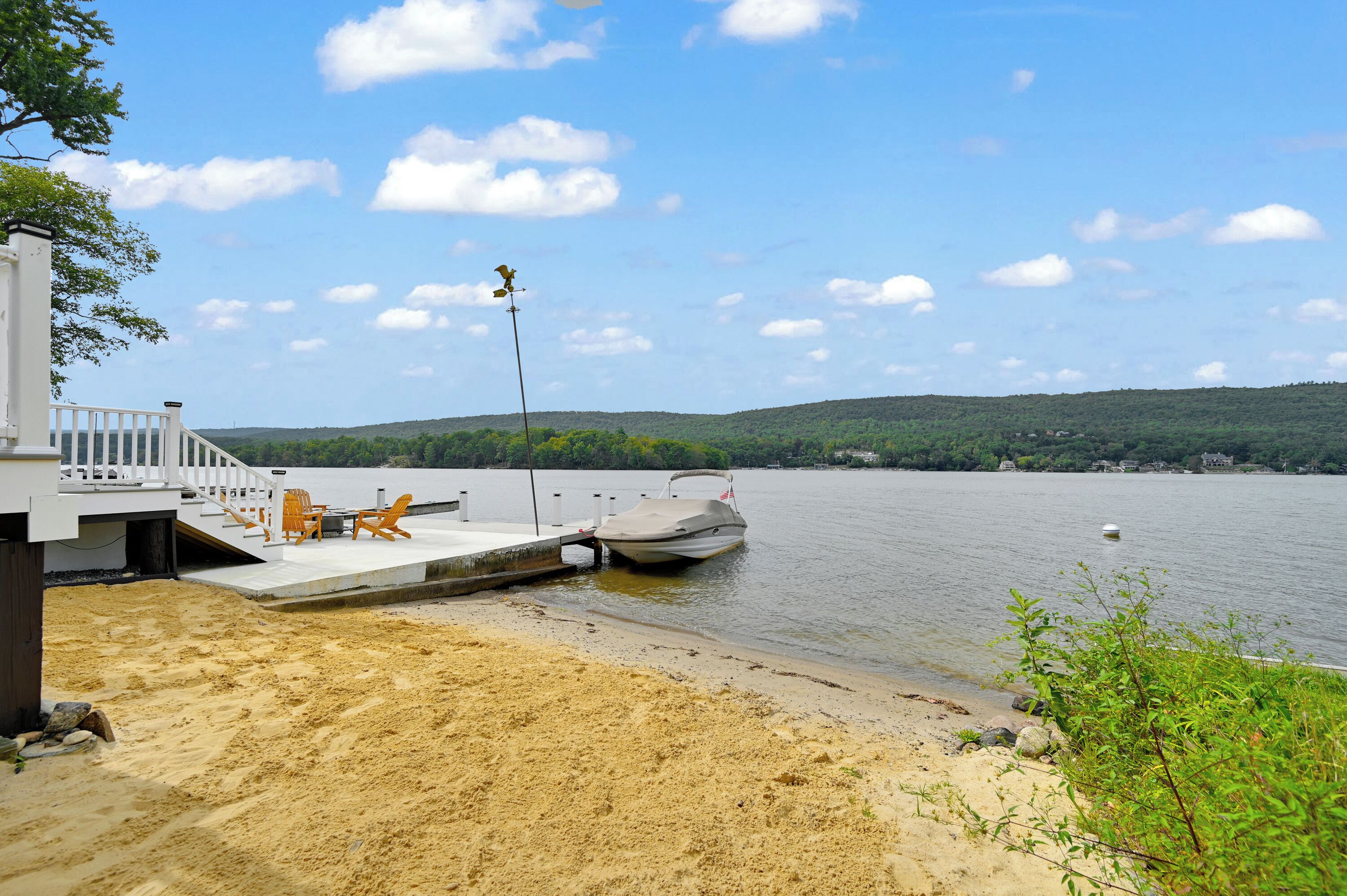 På stranden, solsenger og strandhåndklær