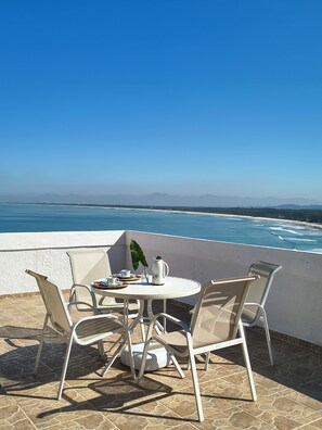 Outdoor dining - House with beautiful sea view, 5 minutes from the beach and trails of Barra de Guaratiba (Barra de Guaratiba Rio de Janeiro)