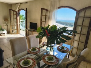 Dining - House with beautiful sea view, 5 minutes from the beach and trails of Barra de Guaratiba (Barra de Guaratiba Rio de Janeiro)