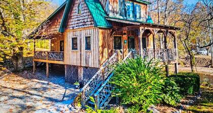 River Cabin - Escape to Your Romantic yet Adventurous Smokey Mountain Getaway!