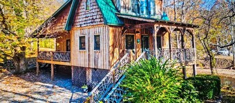 River Cabin - Escape to Your Romantic yet Adventurous Smokey Mountain Getaway!