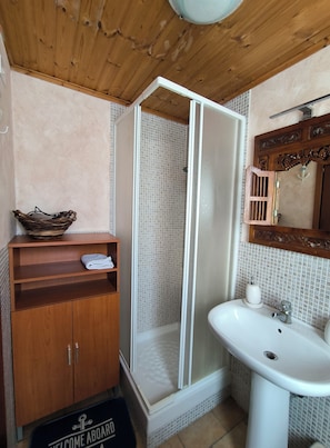 Dusche, Haartrockner, Bidet, Handtücher