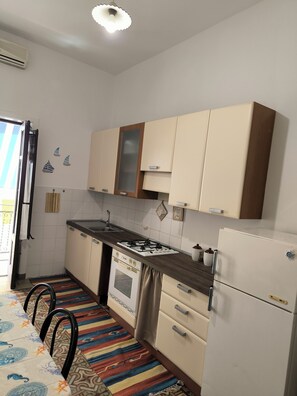 Fridge, oven, stovetop, coffee/tea maker