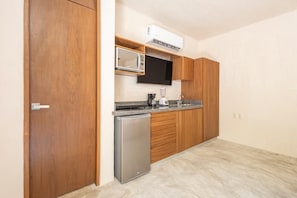 Standard Loft, Patio, Courtyard View | Private kitchen