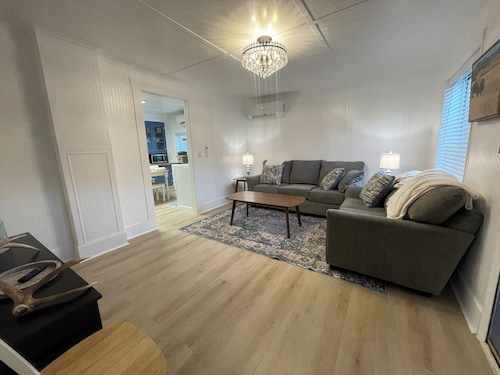 Fun & Charming 3-bed, 2-bath house with WiFi, AC and deck in delightful McGill