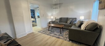 Fun & Charming 3-bed, 2-bath house with WiFi, AC and deck in delightful McGill