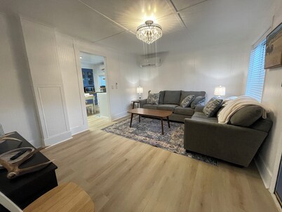 Fun & Charming 3-bed, 2-bath house with WiFi, AC and deck in delightful McGill