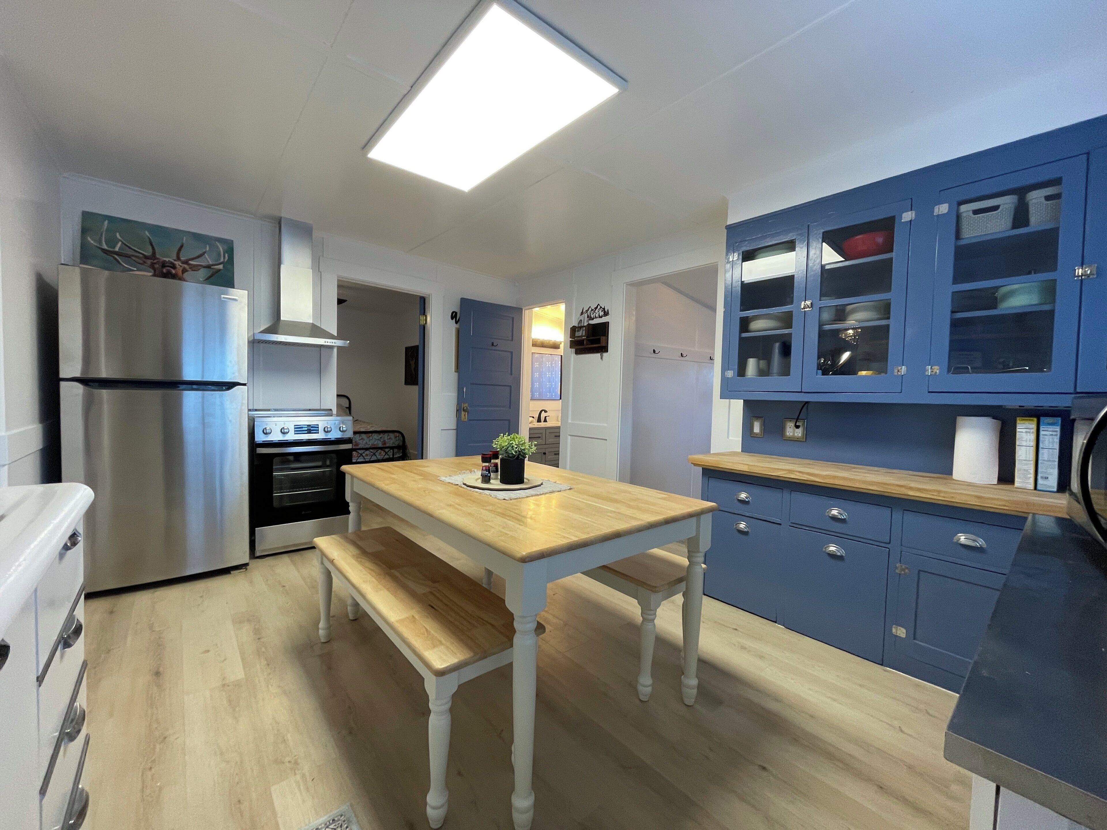 Four à micro-ondes, un four, surface de cuisson