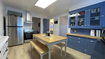 Four à micro-ondes, un four, surface de cuisson