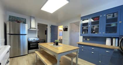 Fun & Charming 3-bed, 2-bath house with WiFi, AC and deck in delightful McGill