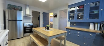 Fun & Charming 3-bed, 2-bath house with WiFi, AC and deck in delightful McGill