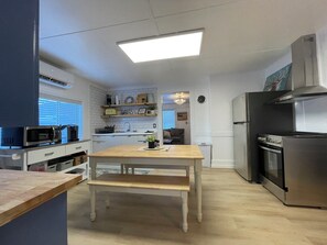 Microwave, oven, stovetop - Fun & Charming 3-bed, 2-bath house with WiFi, AC and deck in delightful McGill (McGill)