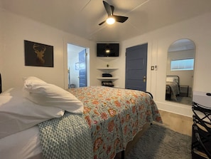 3 bedrooms, WiFi, bed sheets - Fun & Charming 3-bed, 2-bath house with WiFi, AC and deck in delightful McGill (McGill)