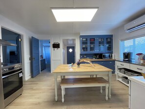 Four à micro-ondes, un four, surface de cuisson