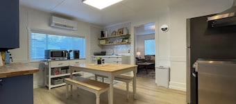 Fun & Charming 3-bed, 2-bath house with WiFi, AC and deck in delightful McGill