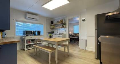 Fun & Charming 3-bed, 2-bath house with WiFi, AC and deck in delightful McGill