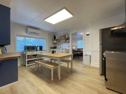 Fun & Charming 3-bed, 2-bath house with WiFi, AC and deck in delightful McGill
