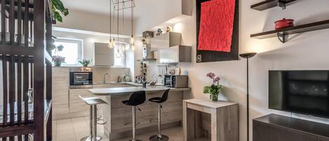 Geschirrspüler, Wasserkocher mit Kaffee-/Teezubehör